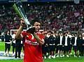 Mark van Bommel (FC Bayern) hält den Audi Cup hoch. Foto: Auto-Reporter/Audi